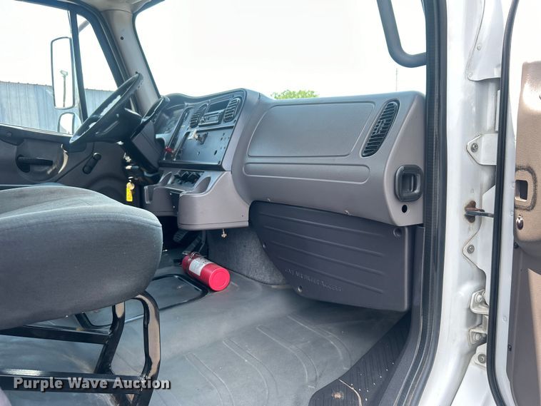 image for item EG0866 2009 Freightliner Business Class M2 box truck