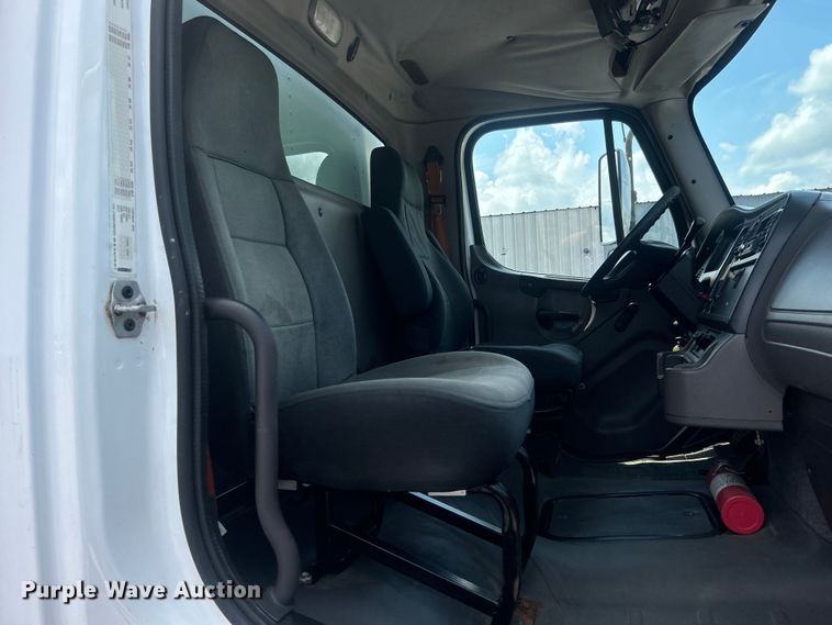 image for item EG0866 2009 Freightliner Business Class M2 box truck