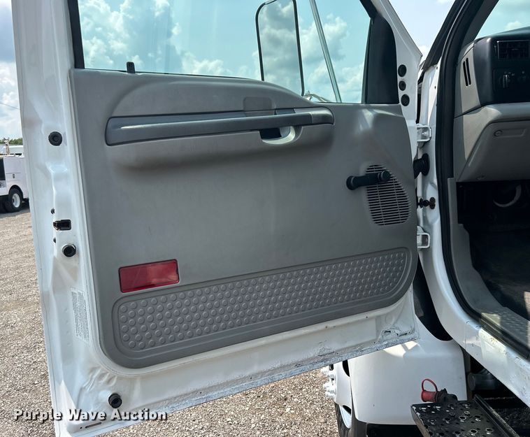 image for item EG0881 2006 Ford F650 Super Duty  box truck