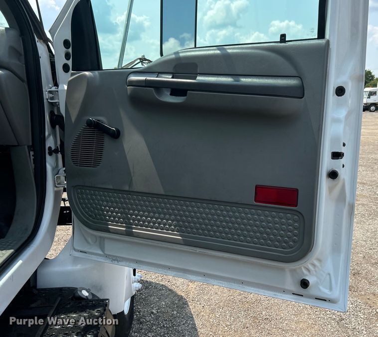 image for item EG0881 2006 Ford F650 Super Duty  box truck