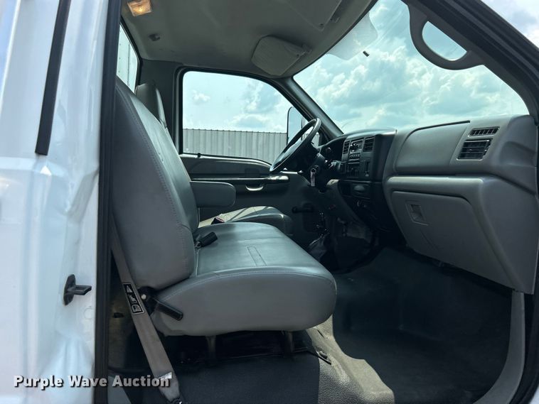 image for item EG0881 2006 Ford F650 Super Duty  box truck