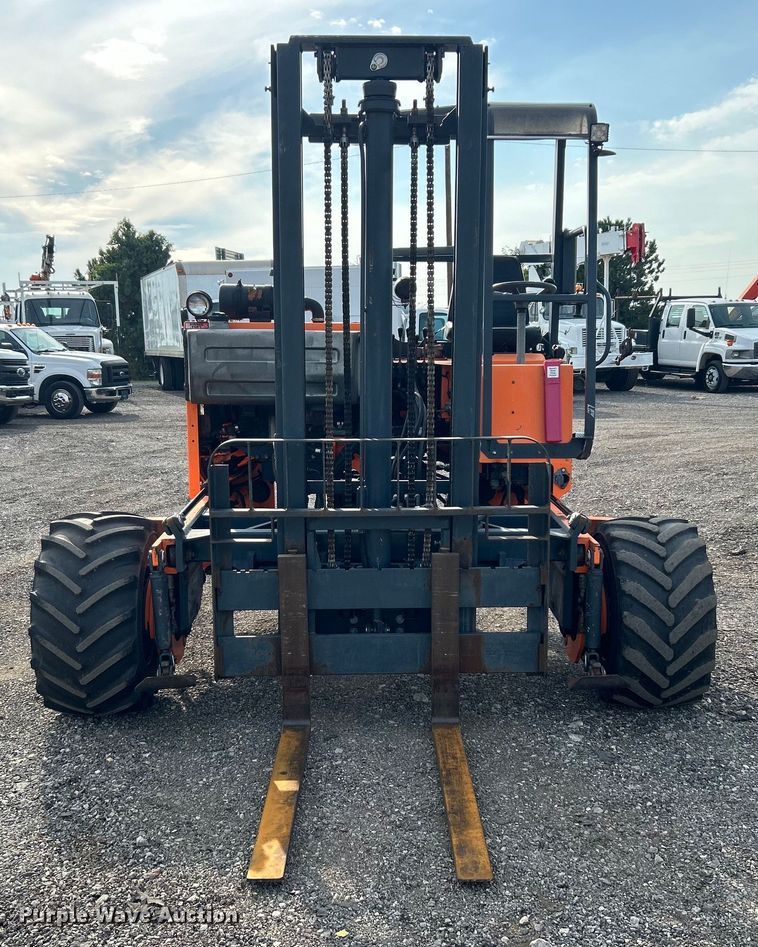 image for item EG0887 2005 Moffett  M5500 forklift