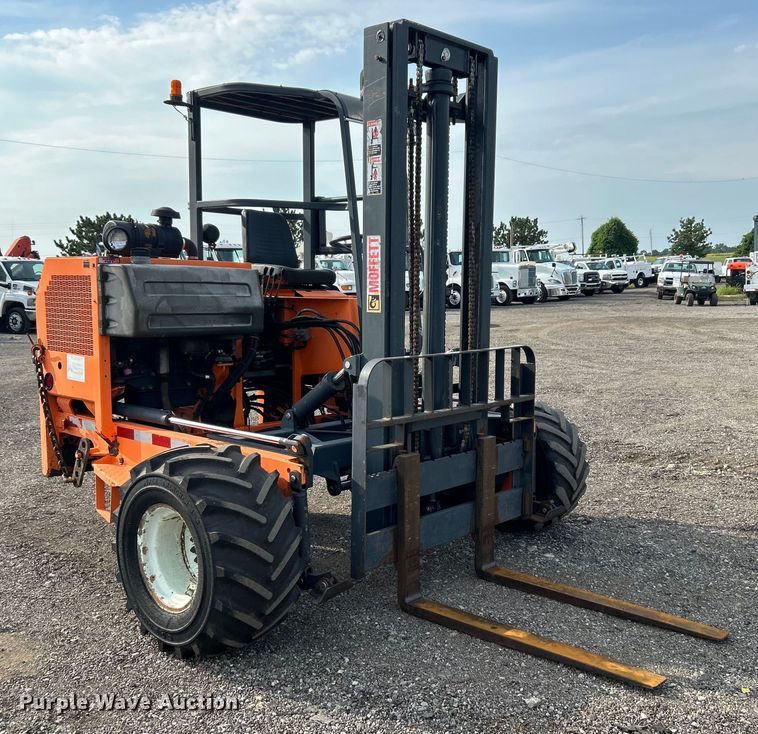 image for item EG0887 2005 Moffett  M5500 forklift