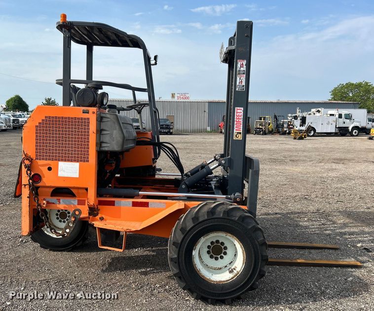 image for item EG0887 2005 Moffett  M5500 forklift