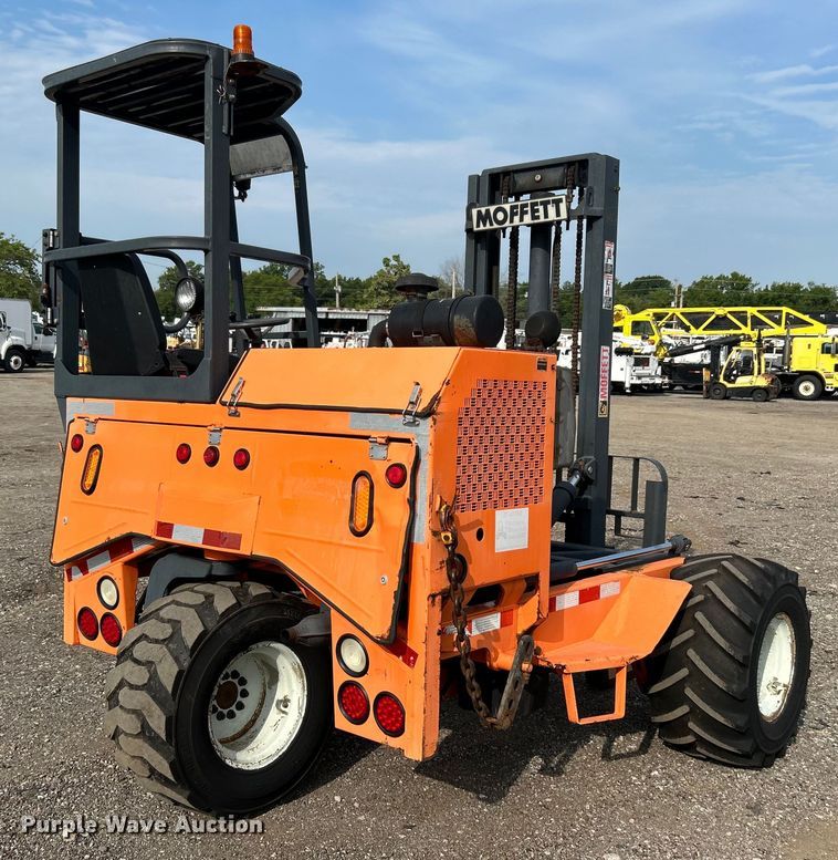 image for item EG0887 2005 Moffett  M5500 forklift