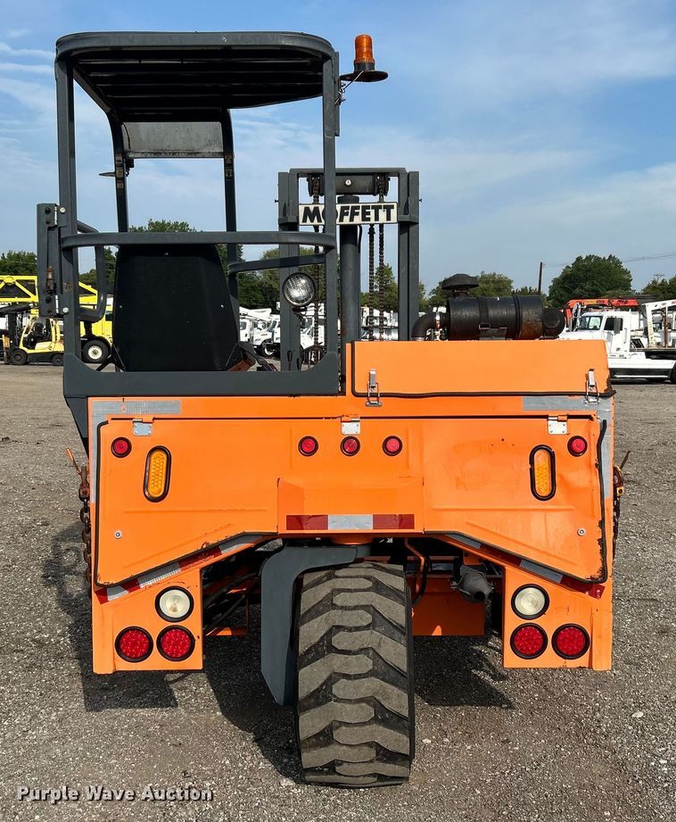 image for item EG0887 2005 Moffett  M5500 forklift