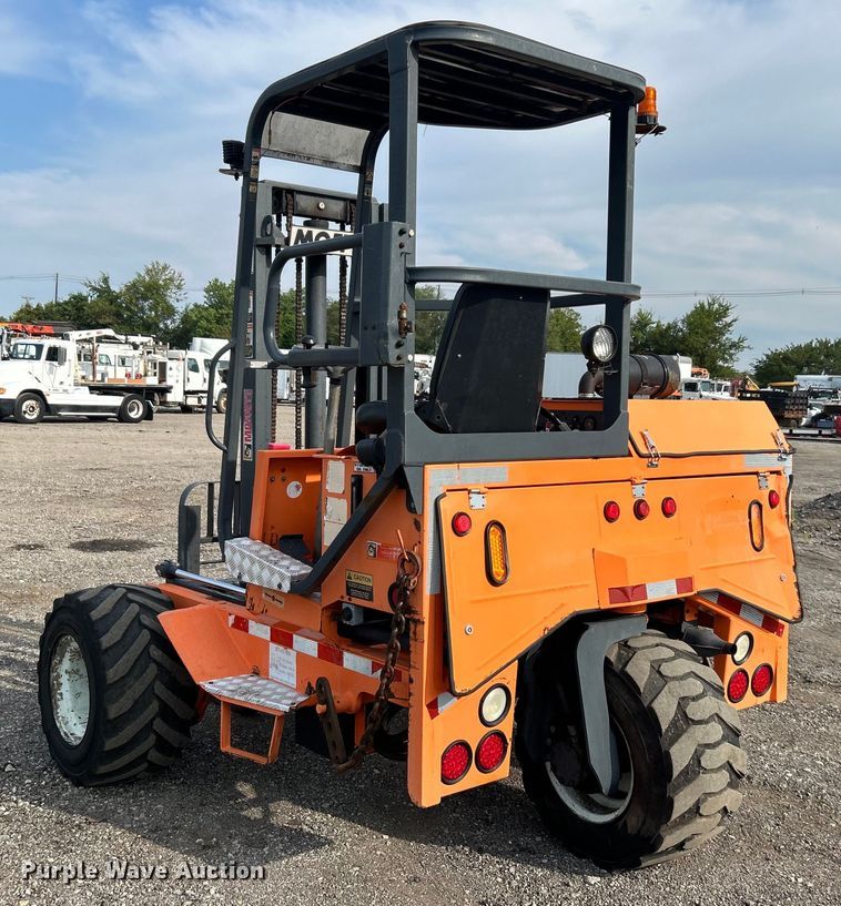 image for item EG0887 2005 Moffett  M5500 forklift