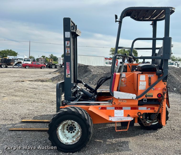 image for item EG0887 2005 Moffett  M5500 forklift