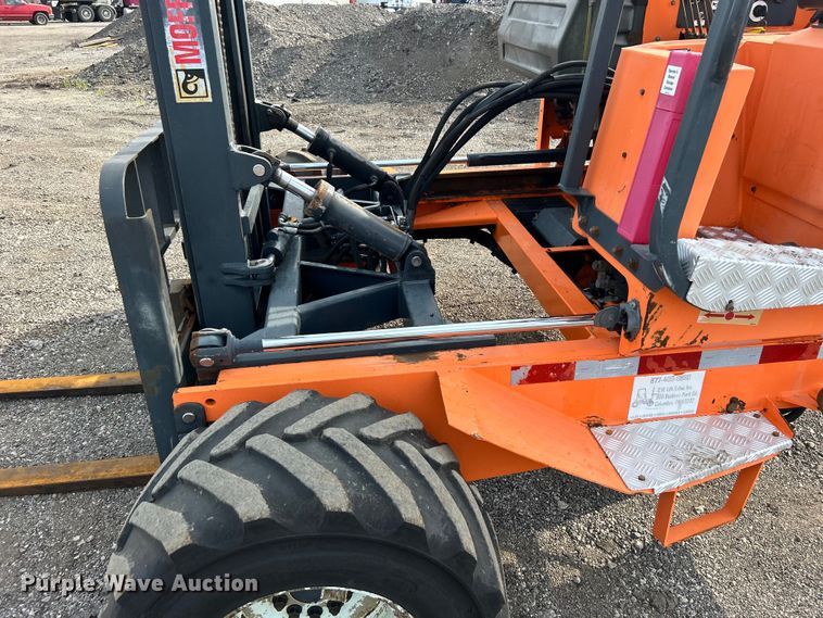 image for item EG0887 2005 Moffett  M5500 forklift