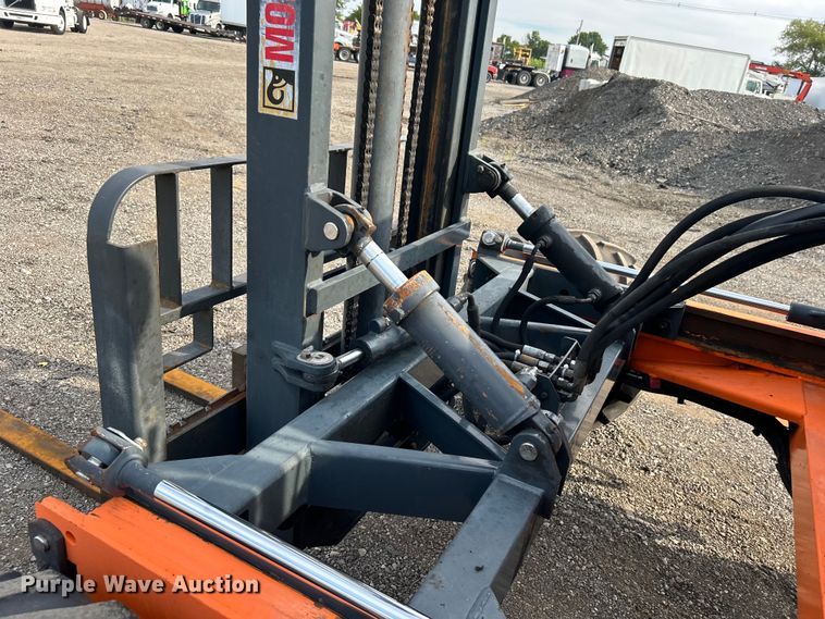 image for item EG0887 2005 Moffett  M5500 forklift