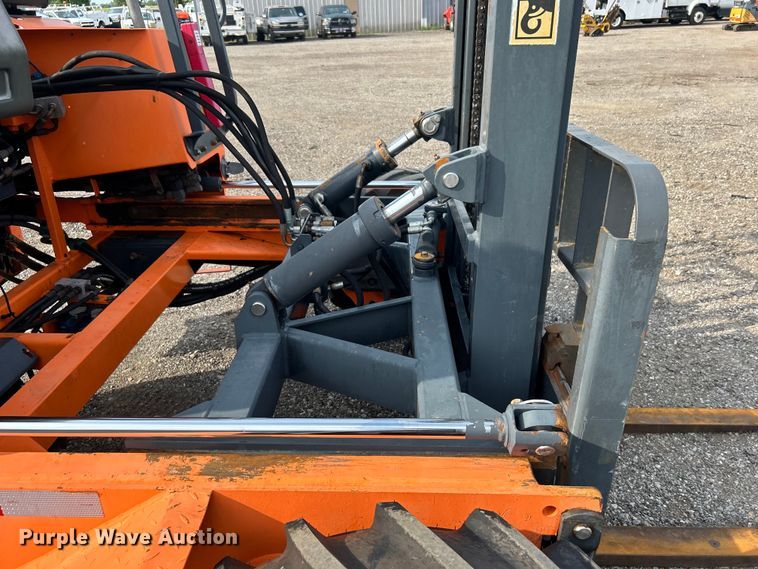 image for item EG0887 2005 Moffett  M5500 forklift