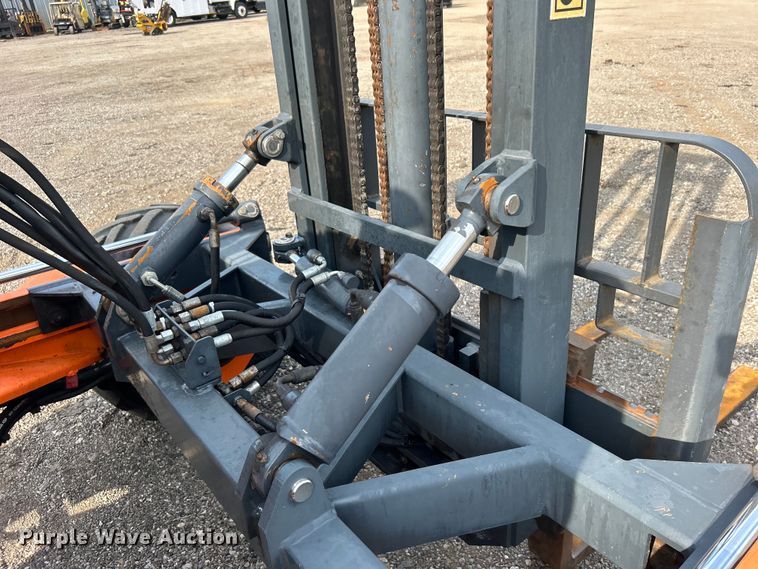 image for item EG0887 2005 Moffett  M5500 forklift