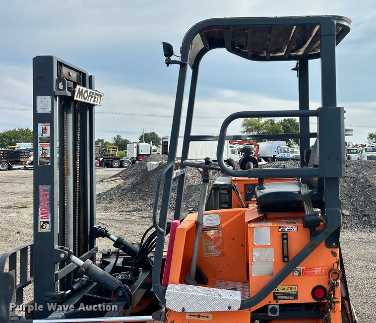 image for item EG0887 2005 Moffett  M5500 forklift