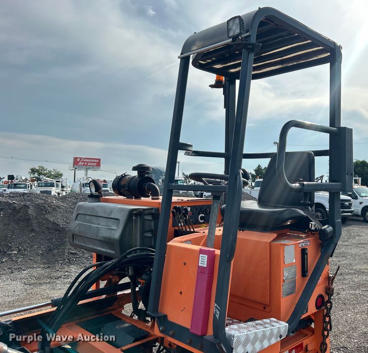 image for item EG0887 2005 Moffett  M5500 forklift