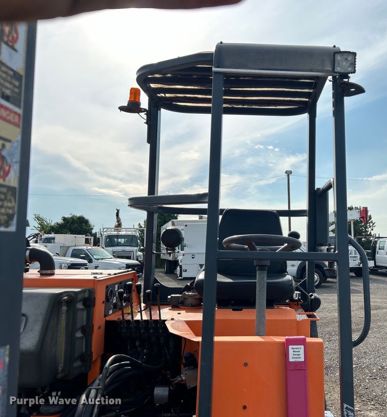 image for item EG0887 2005 Moffett  M5500 forklift