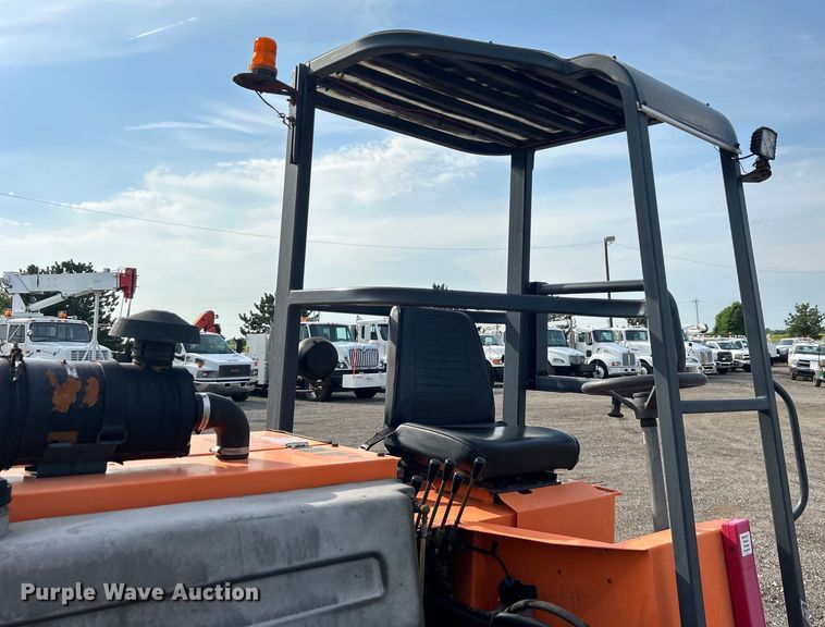 image for item EG0887 2005 Moffett  M5500 forklift