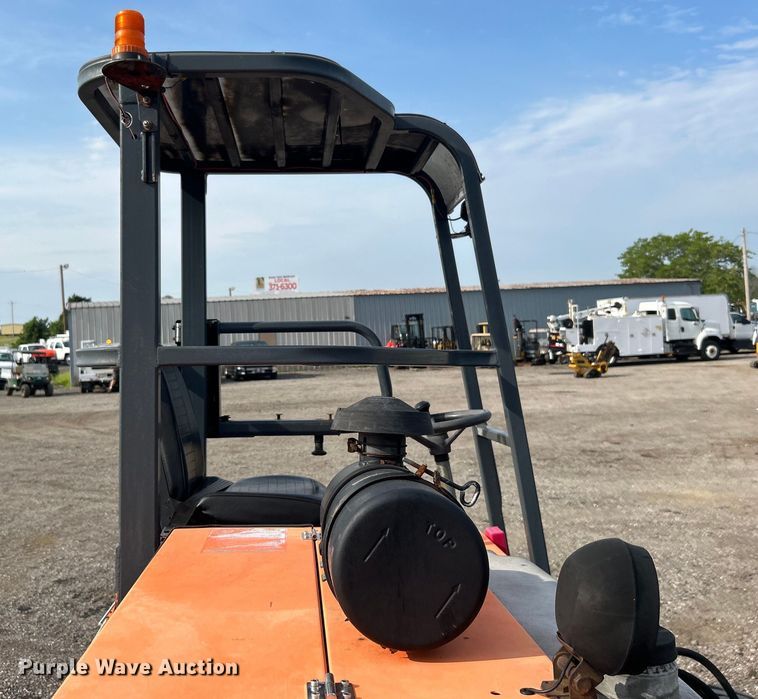 image for item EG0887 2005 Moffett  M5500 forklift