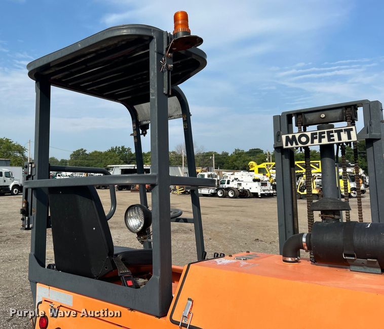 image for item EG0887 2005 Moffett  M5500 forklift