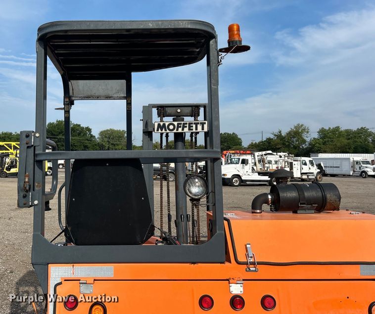 image for item EG0887 2005 Moffett  M5500 forklift