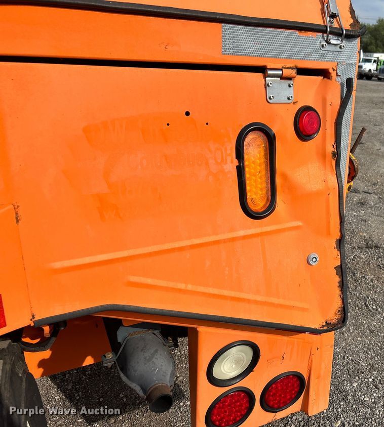 image for item EG0887 2005 Moffett  M5500 forklift