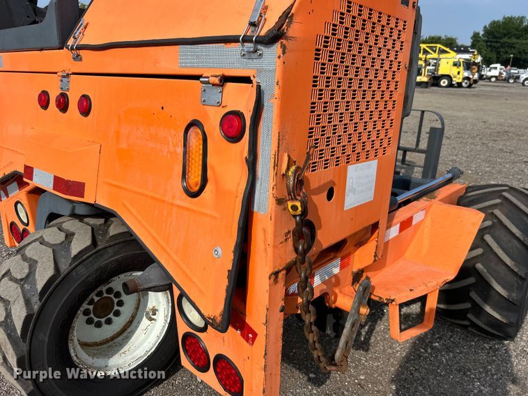 image for item EG0887 2005 Moffett  M5500 forklift