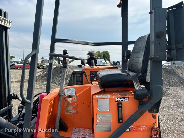 image for item EG0887 2005 Moffett  M5500 forklift