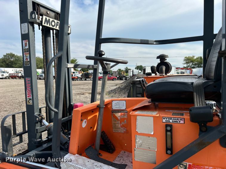 image for item EG0887 2005 Moffett  M5500 forklift