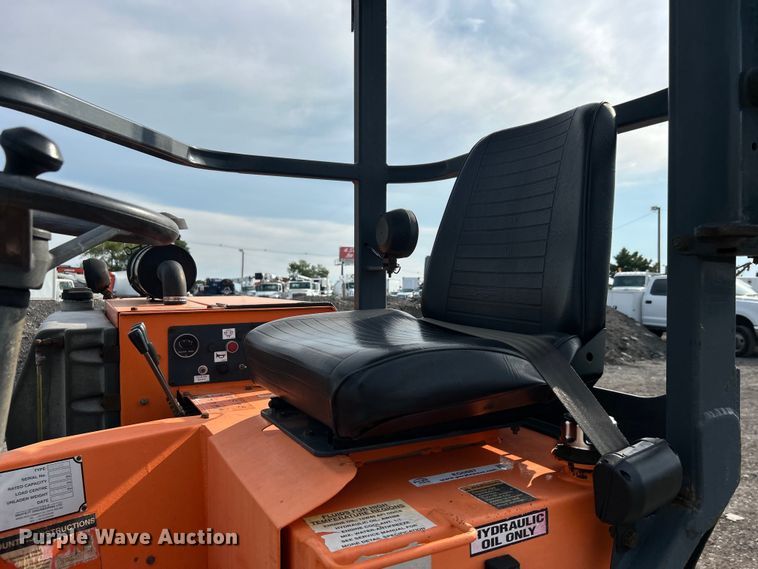 image for item EG0887 2005 Moffett  M5500 forklift