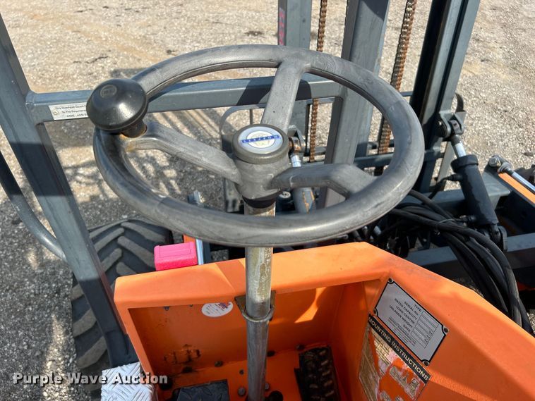 image for item EG0887 2005 Moffett  M5500 forklift