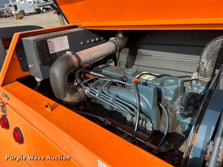 image for item EG0887 2005 Moffett  M5500 forklift