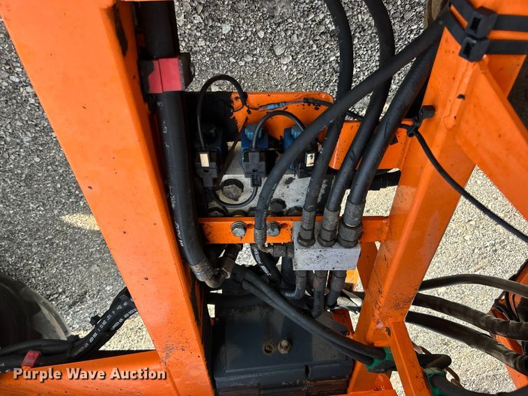 image for item EG0887 2005 Moffett  M5500 forklift