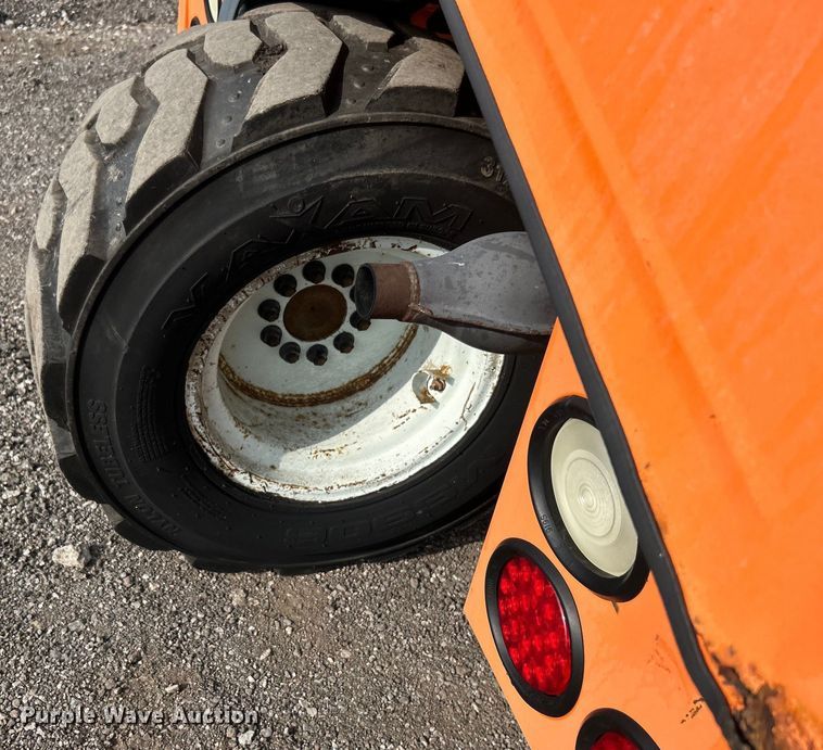 image for item EG0887 2005 Moffett  M5500 forklift