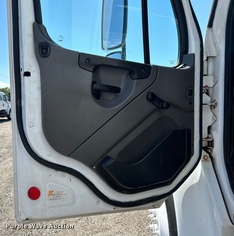 image for item EG0905 2010 Freightliner  Business Class M2 box truck