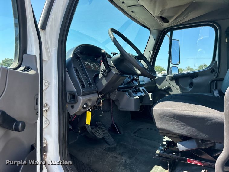 image for item EG0905 2010 Freightliner  Business Class M2 box truck