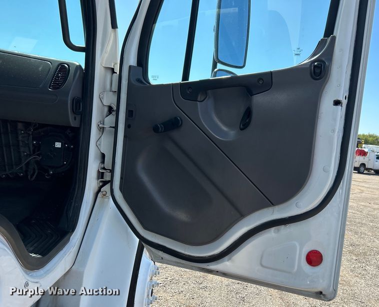 image for item EG0905 2010 Freightliner  Business Class M2 box truck