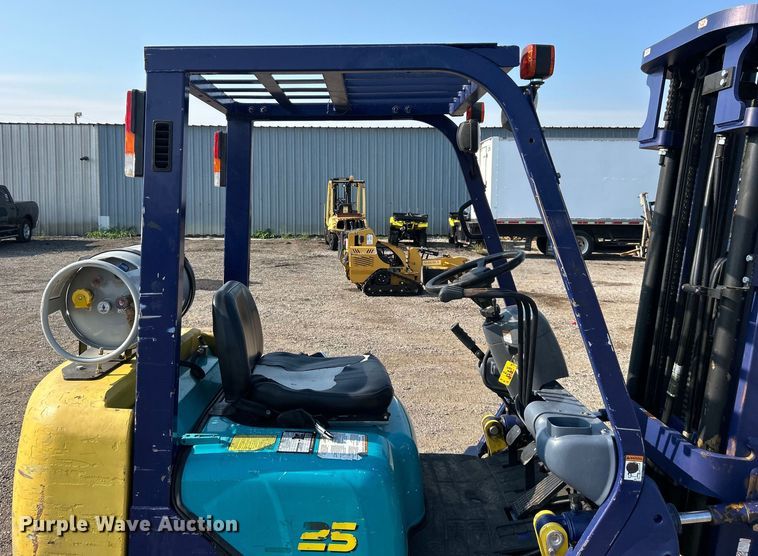 image for item EG0911 1999 Komatsu  FG25STLP-12 forklift