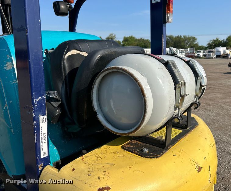 image for item EG0911 1999 Komatsu  FG25STLP-12 forklift