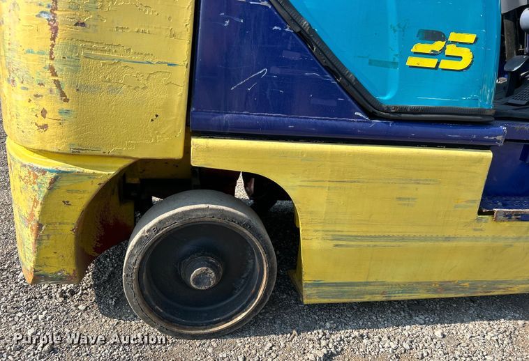 image for item EG0911 1999 Komatsu  FG25STLP-12 forklift