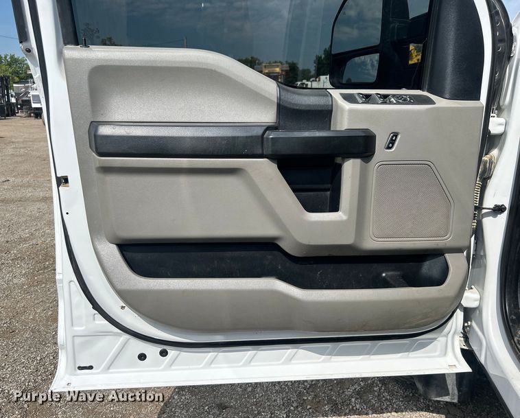 image for item EG0916 2019 Ford F550 Super Duty XL winch truck