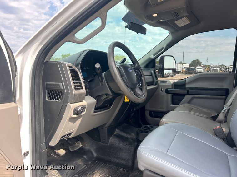 image for item EG0916 2019 Ford F550 Super Duty XL winch truck