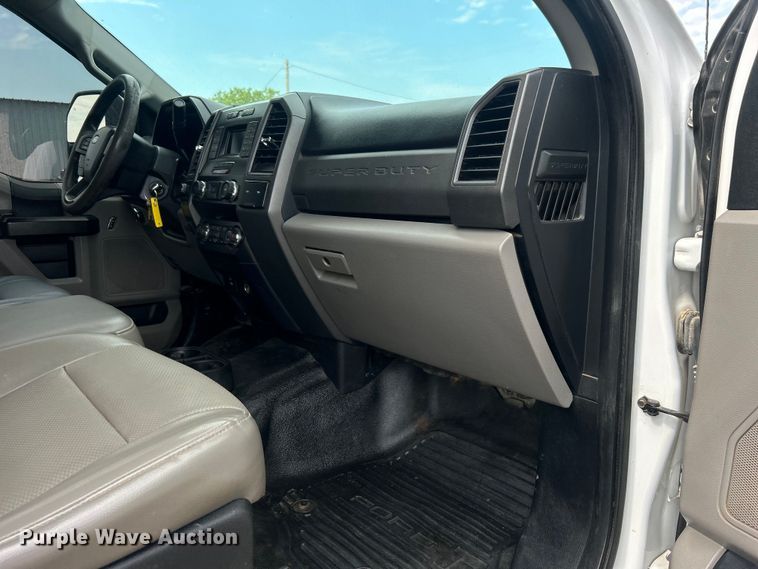 image for item EG0916 2019 Ford F550 Super Duty XL winch truck