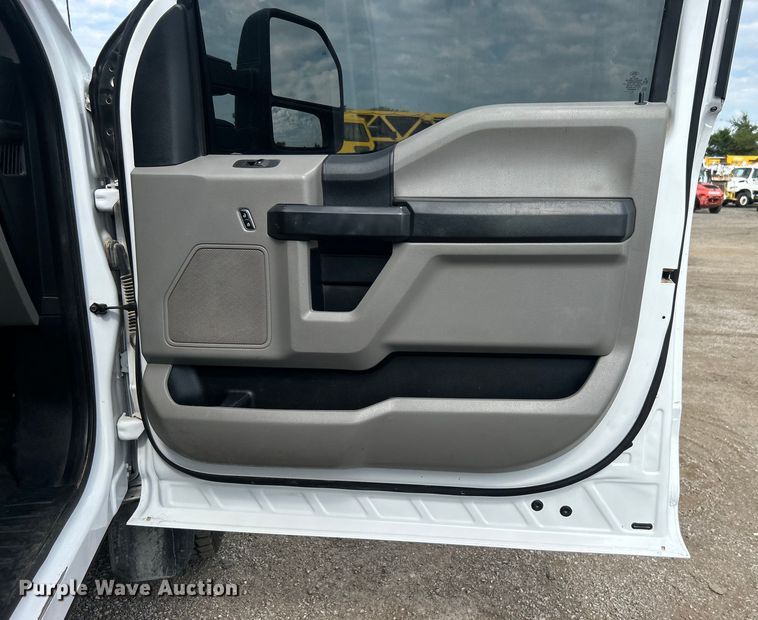 image for item EG0916 2019 Ford F550 Super Duty XL winch truck