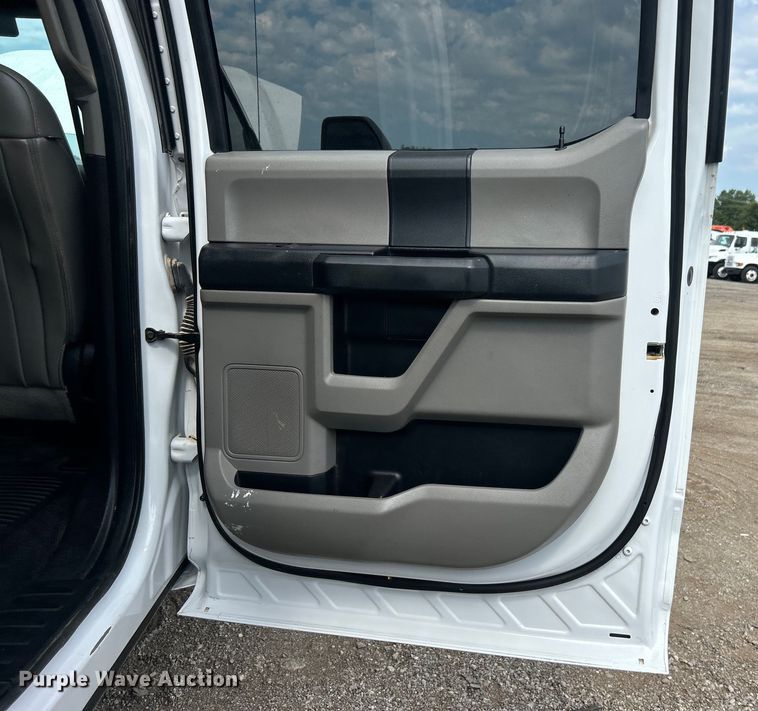 image for item EG0916 2019 Ford F550 Super Duty XL winch truck