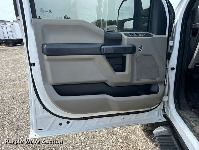 image for item EG0925 2020 Ford F550 Super Duty Crew Cab flatbed truck