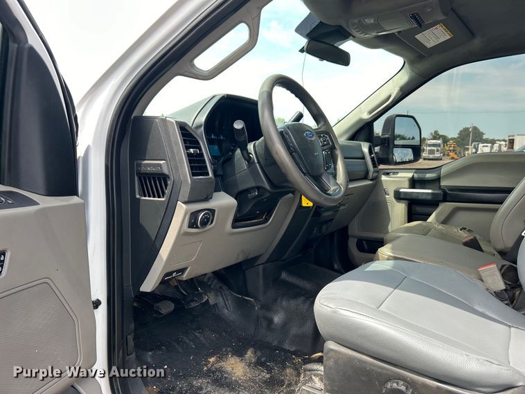 image for item EG0925 2020 Ford F550 Super Duty Crew Cab flatbed truck