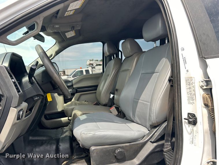 image for item EG0925 2020 Ford F550 Super Duty Crew Cab flatbed truck