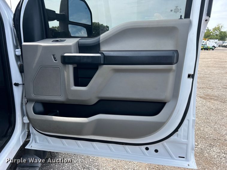 image for item EG0925 2020 Ford F550 Super Duty Crew Cab flatbed truck