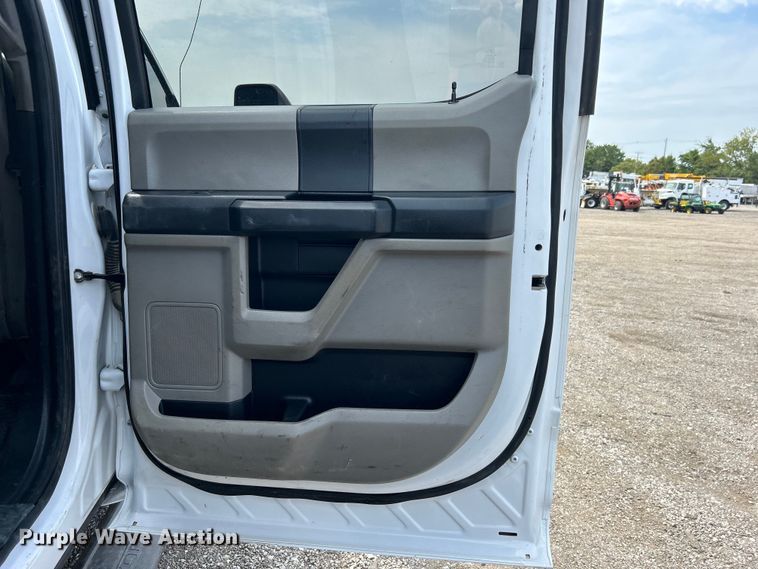 image for item EG0925 2020 Ford F550 Super Duty Crew Cab flatbed truck