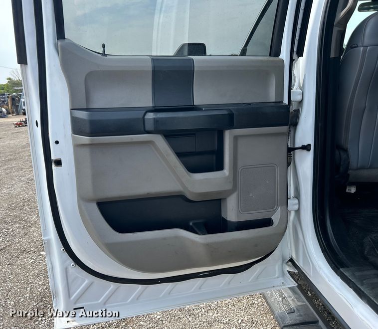 image for item EG0925 2020 Ford F550 Super Duty Crew Cab flatbed truck