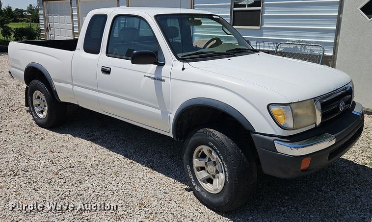 image for item EI8218 1999 Toyota  Tacoma PreRunner XtraCab pickup truck